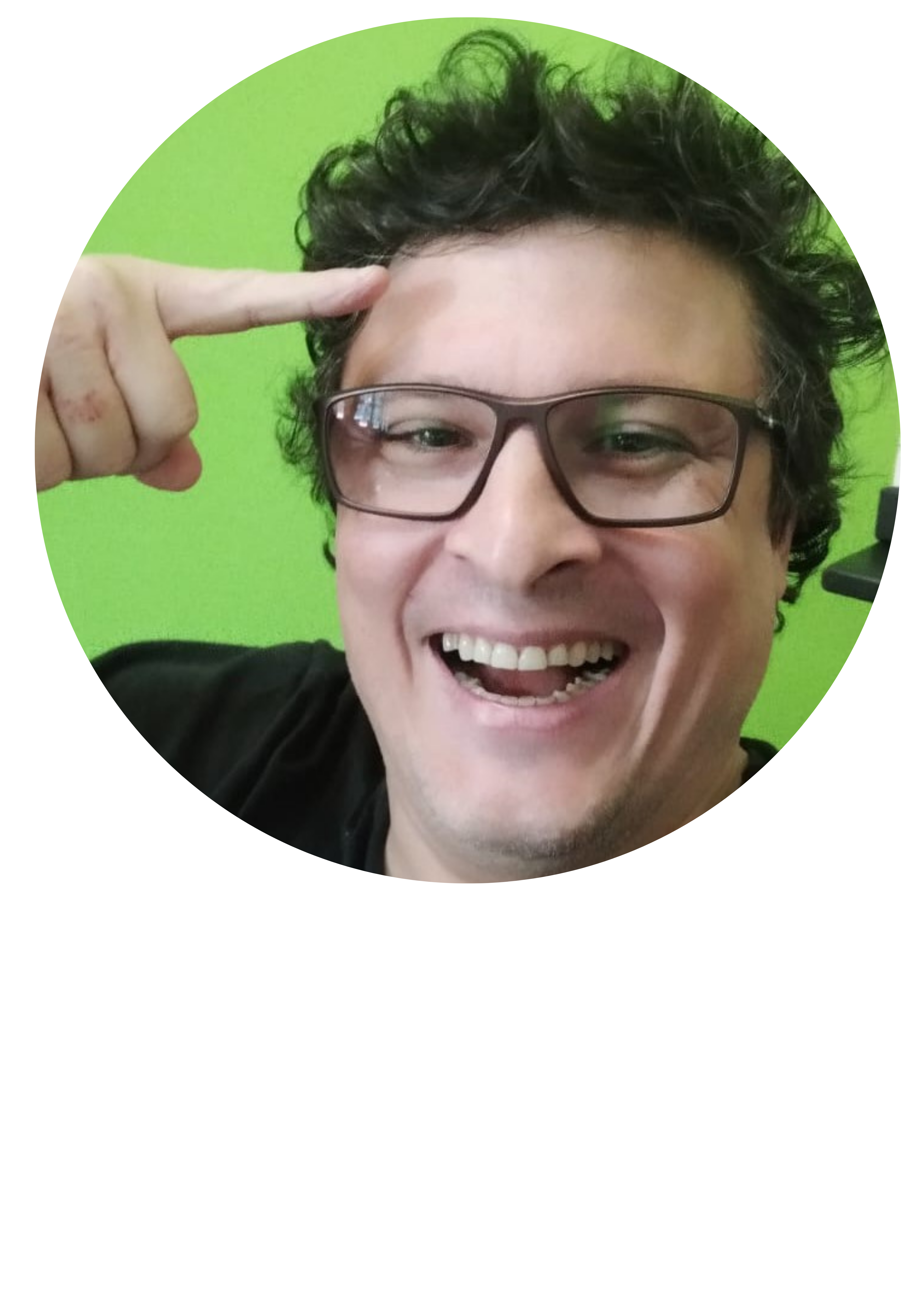 Fernando D’Angelo sorrindo, com fundo verde